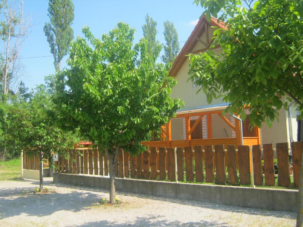 Benaja Swiss Nyaralohaz Villa Keszthely Exteriör bild
